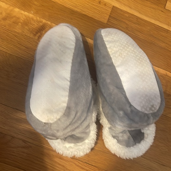 Fuzzy bootie slippers in gray and white size 7 - Picture 5 of 8